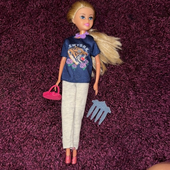 Barbie Other - Barbie Doll with blonde hair, NY shirt & sweatpants, purse, necklace & hair comb